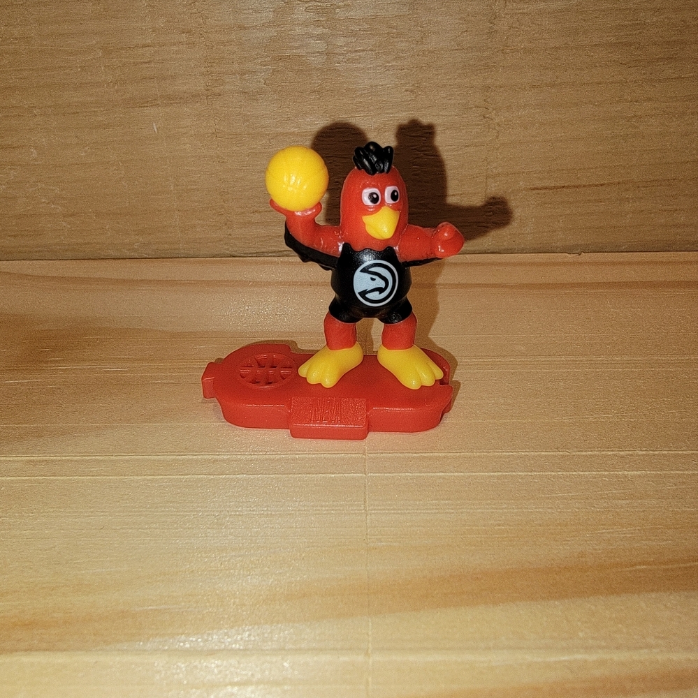 Harry the Hawk Figurine – NBA Kinder Egg Limited Edition – Atlanta Hawks Mascot